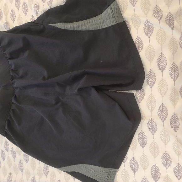 Under armour running shorts - Picture 3 of 4